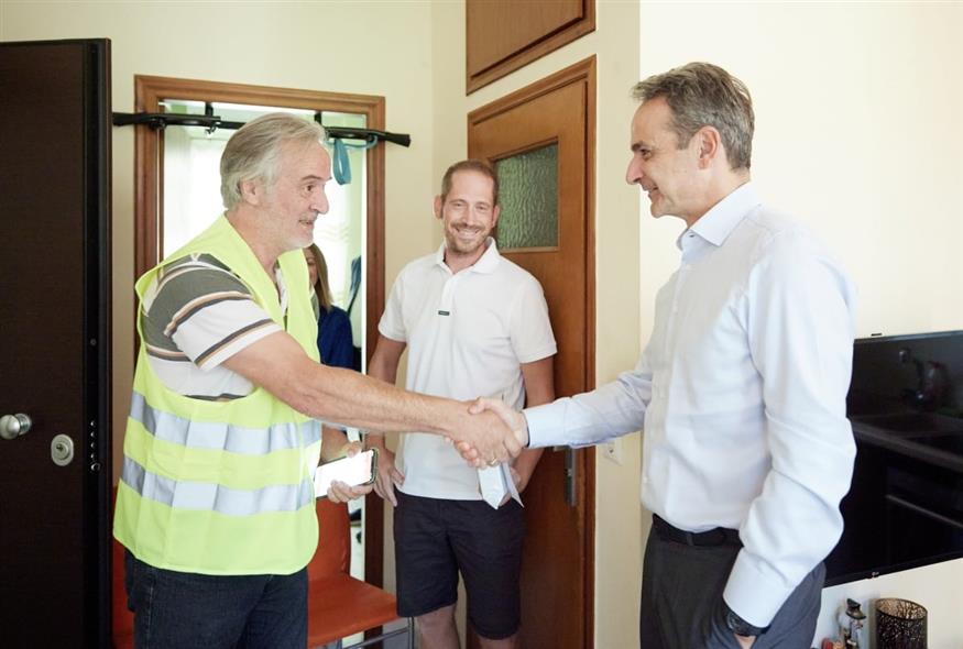 Επίσκεψη του Μητσοτάκη στο σπίτι δικαιούχου του προγράμματος παράδοσης κατ' οίκον φαρμάκων υψηλού κόστους (EUROKINISSI)