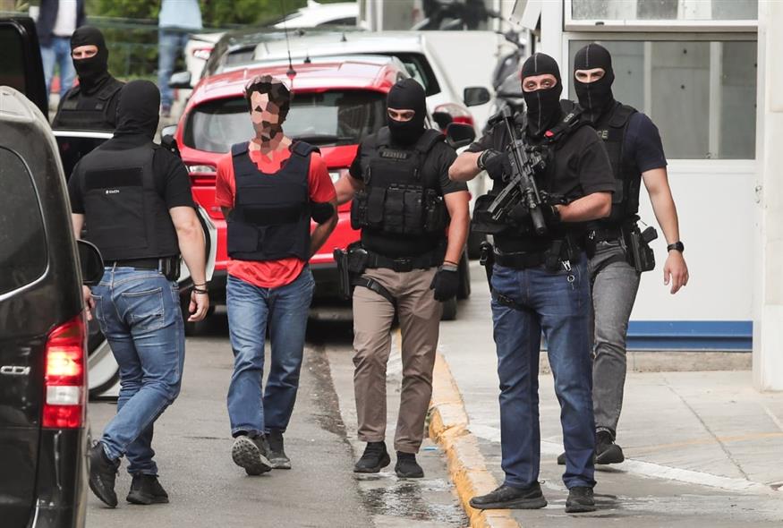 Στην Ευελπίδων οι δύο συλληφθέντες για την επίθεση στη Marfin (EUROKINISSI)
