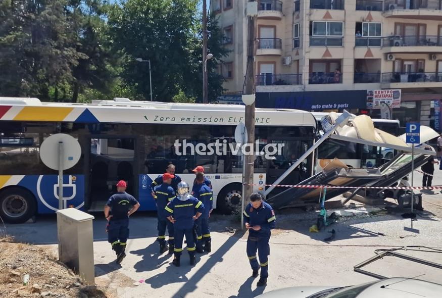 Θεσσαλονίκη: Ηλεκτρικό λεωφορείο έπεσε σε στάση (thestival.gr)