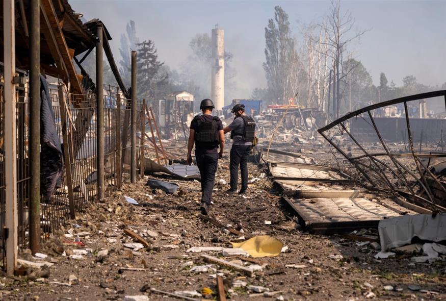 Ουκρανία, συντρίμμια από την ρωσική επίθεση στη Μίλα (AP Photo/Dan Bashakov)