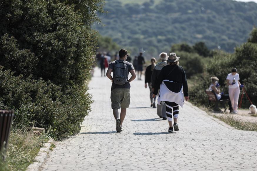 Πολίτες κάνουν βόλτα στο Καβούρι (copyright: Eurokinissi/Στέλιος Μίσινας)