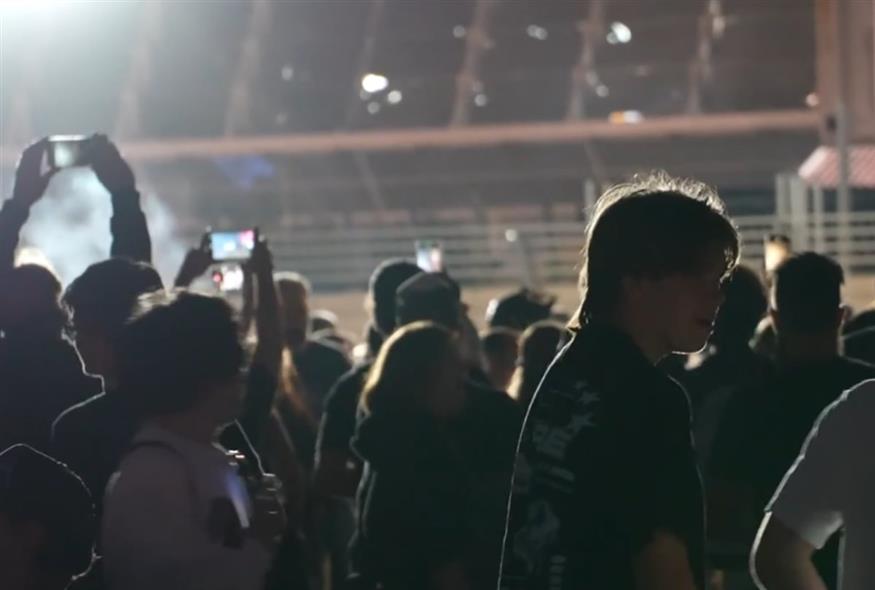 Metallica: Πώς έζησαν το μεγαλειώδες live εκατοντάδες fans που έστησαν το δικό τους πάρτι έξω από το ΟΑΚΑ (Orange Press)