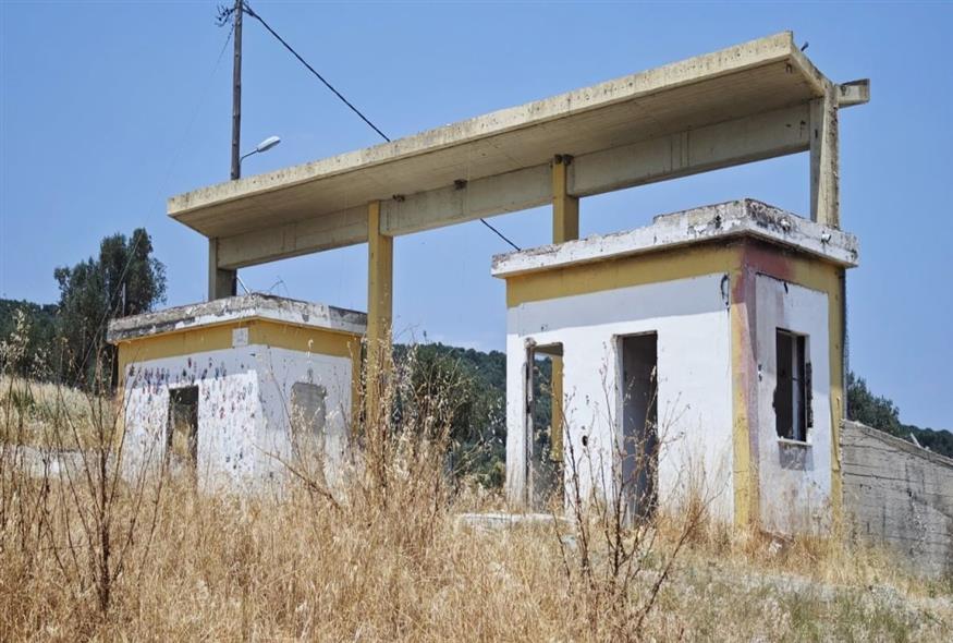 Η είσοδος δε θυμίζει σε τίποτα τα όσα έγιναν στο ΚΥΤ Μόριας / φωτογραφία Κώστας Ασημακόπουλος
