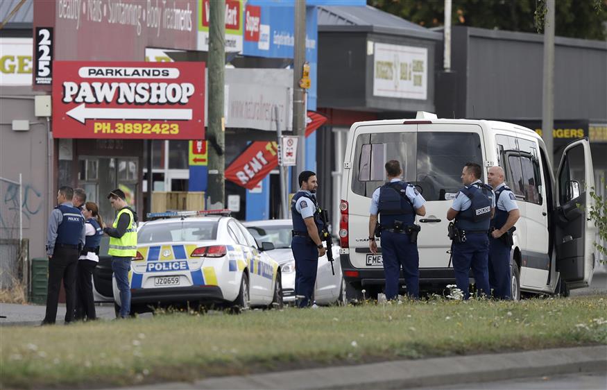 Στιγμιότυπο από τις έρευνες στον τόπο των επιθέσεων στη Νέα Ζηλανδία (AP Photo/Mark Baker)