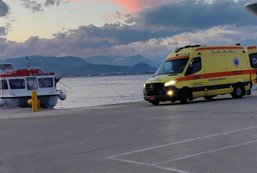 Ασθενοφόρο σε λιμάνι (Φωτογραφία αρχείου/INTIME NEWS / ΜΠΟΥΓΙΩΤΗΣ ΒΑΓΓΕΛΗΣ)