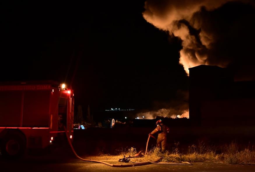 Φωτιά σε εργοστάσιο στα Μέγαρα (ΚΩΣΤΑΣ ΤΖΟΥΜΑΣ/EUROKINISSI)