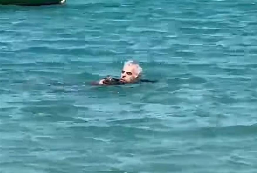 Πάρος: Γάλλος τουρίστας βούτηξε στη θάλασσα και έσωσε γατάκι (Screenshot)