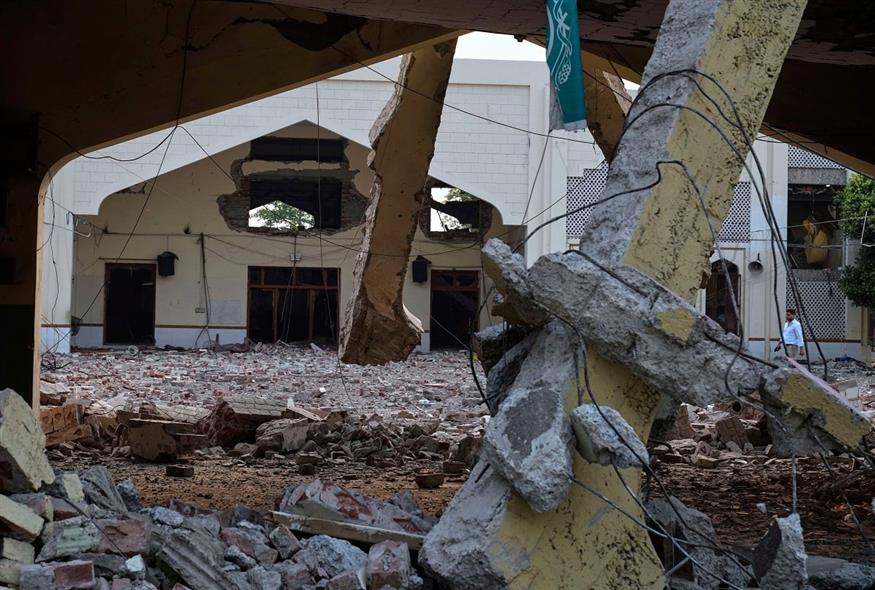 Κτίριο στο Πακιστάν χτυπήθηκε από ινδική ρουκέτα (AP Photo/K.M. Chaudary)