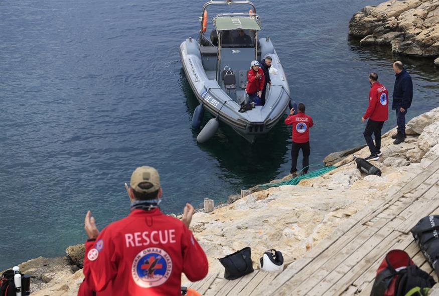 Επιχείρηση απεγκλωβισμού δύτη στα Λιμανάκια Βουλιαγμένης (ΓΙΩΡΓΟΣ ΚΟΝΤΑΡΙΝΗΣ/EUROKINISSI)