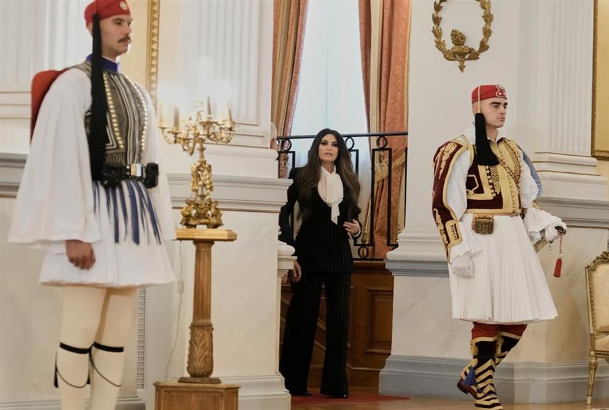Αποχαιρετισμός στα... όπλα. /copyright Ap Photos