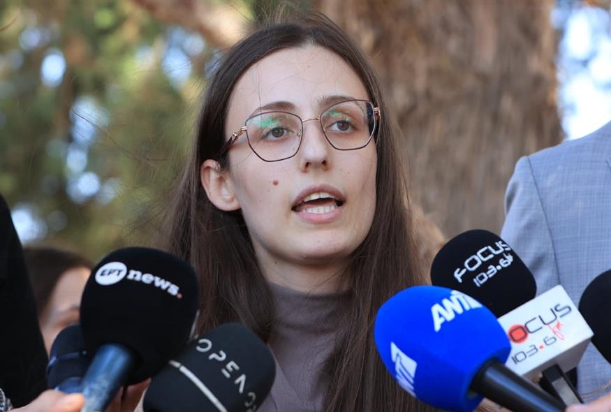 Η Αθανασία Κουτσούμπα, κόρη του μηχανοδηγού (Πηγή φωτο: ΛΕΩΝΙΔΑΣ ΤΖΕΚΑΣ/EUROKINISSI)