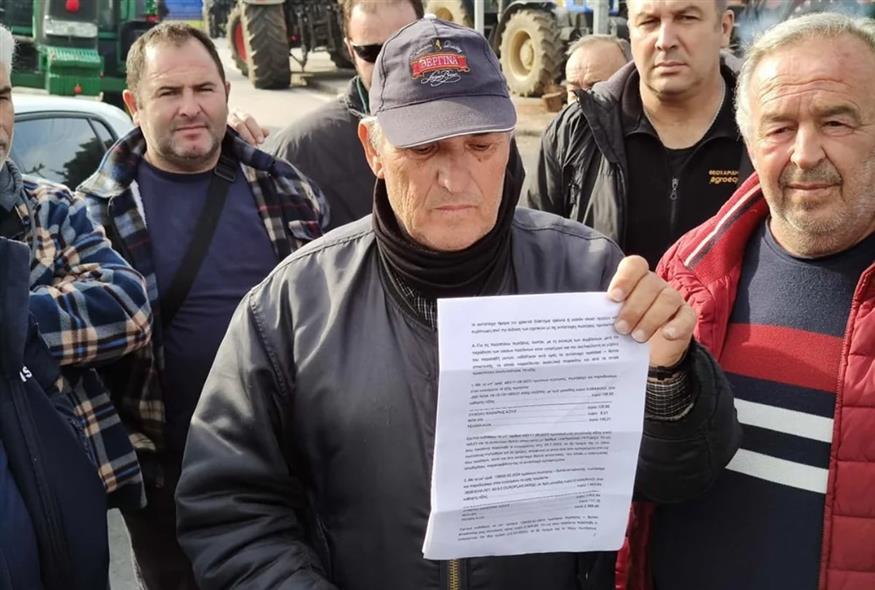 Θεσσαλονίκη: Δικαστικός κλητήρας επέδωσε αγωγή για χρέη σε αγρότη σε μπλόκο (voria.gr)