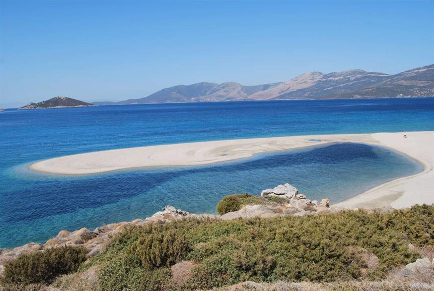 Οι παραλίες της Καρύστου προκαλούν με τα γαλαζοπράσινα νερά τους! (φωτ. dimoskarystou.gr)