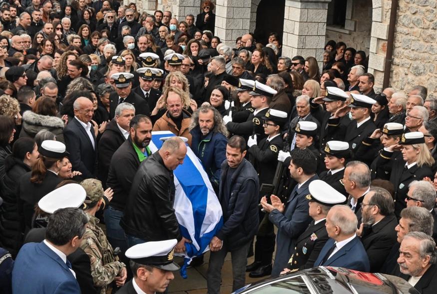 Στιγμιότυπο από την κηδεία του 53χρονου λιμενικού (ΒΑΣΙΛΗΣ ΠΑΠΑΔΟΠΟΥΛΟΣ/EUROKINISSI)