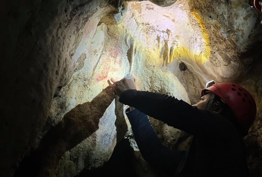 Βρέθηκε η παλαιότερη βραχογραφία στον κόσμο; Στο φως ζωγραφιά ηλικίας 67.800 ετών (Nature)