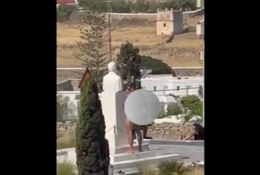 Τουρίστας πόζαρε γυμνός στο άγαλμα του Καραμανλή στη Μύκονο (screenshot)