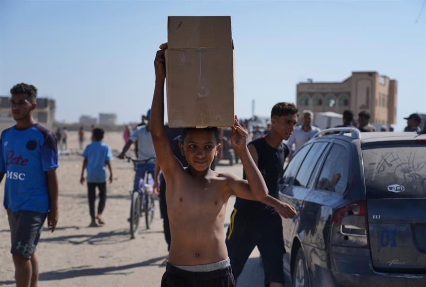 Παιδί στη Γάζα κουβαλάει, επιτέλους, λίγο φαγητό (AP Photo/Abdel Kareem Hana)