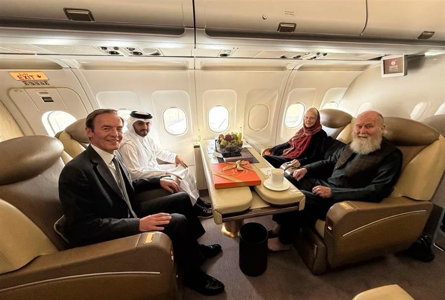 Οι Μπάρμπι και Πίτερ Ρέινολντς στην πτήση επιστροφής από την Καμπούλ με τους διπλωμάτες που τους απελευθέρωσαν (Qatar Foreign Ministry via AP)