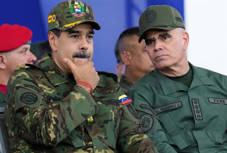 Ο πρόεδρος της Βενεζουέλα, Νικολάς Μαδούρο, με τον υπουργό Άμυνας της χώρας, Βλαντιμίρ Παντρίνο (Ariana Cubillos/AP)