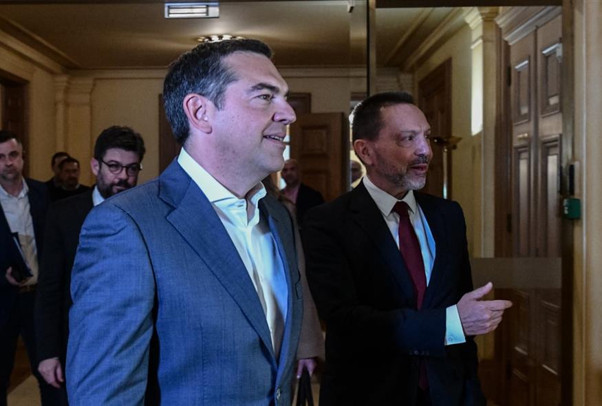 Αλέξης Τσίπρας και Γιάννης Στουρνάρας (ΤΑΤΙΑΝΑ ΜΠΟΛΑΡΗ/EUROKINISSI)