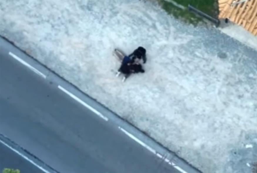 Καρέ-καρέ η σύλληψη διακινητή ναρκωτικών στη Νέα Μάκρη (Screenshot/ΕΛΑΣ)