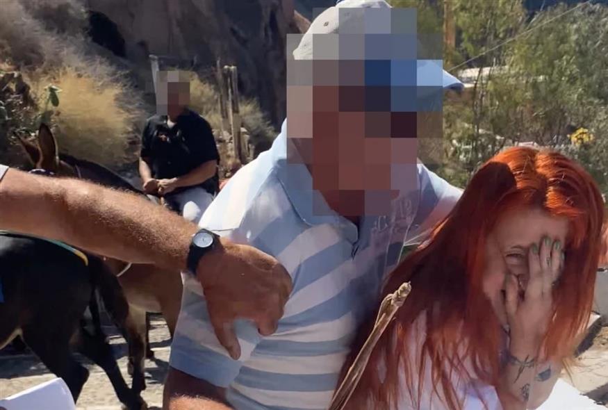 Η στιγμή που χτυπούν ακτιβίστρια της PETA