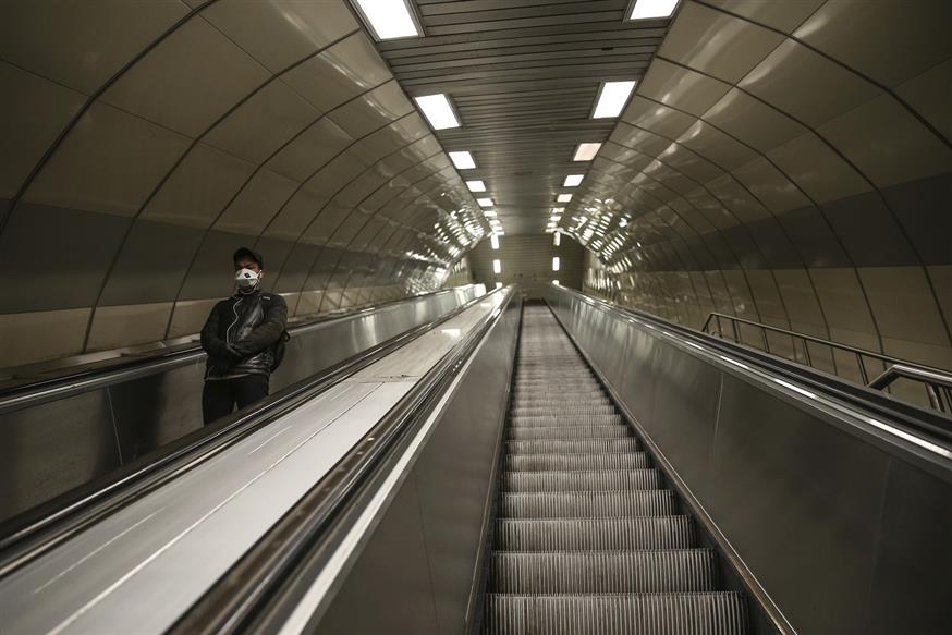 Εικόνα από τις σκάλες στο μετρό της Κωνσταντινούπολης (AP Photo/Emrah Gurel)