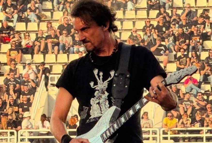 Με μπλούζα «Όχι μετρό στην πλατεία Εξαρχείων» ο Ντουπλαντιέ των Gojira (Facebook)