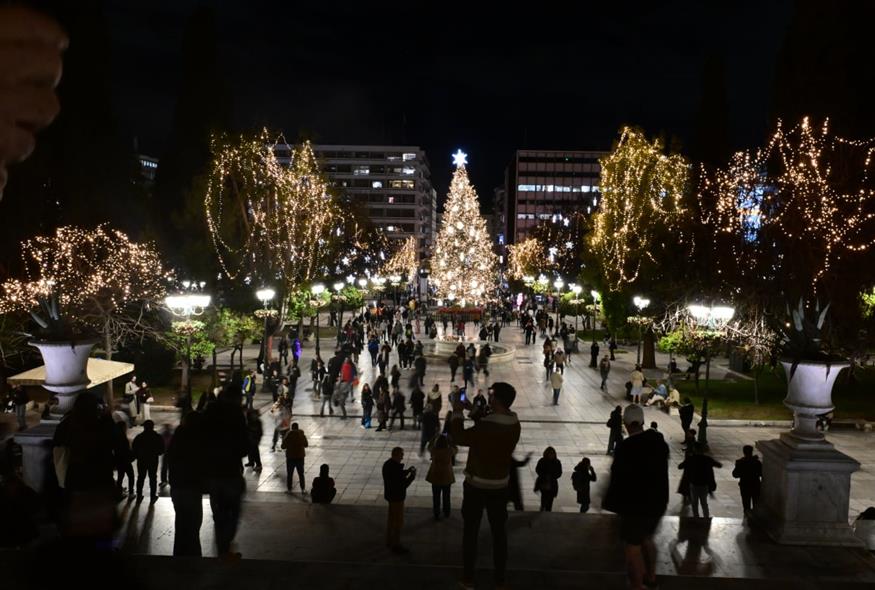 Κόσμος στο Σύνταγμα (ΤΑΤΙΑΝΑ ΜΠΟΛΑΡΗ/EUROKINISSI)