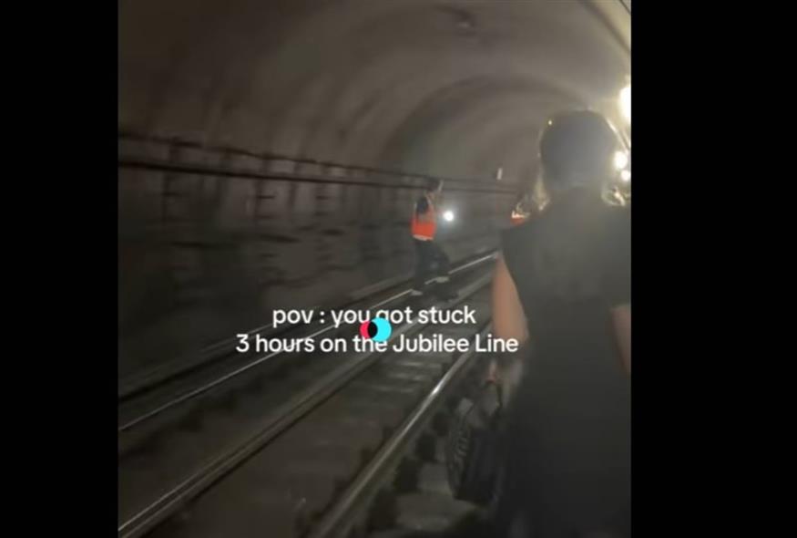 Ταλαιπωρία στο μετρό του Λονδίνου: Επιβάτες εγκλωβίστηκαν για ώρες στις ράγες (ΤikTok)