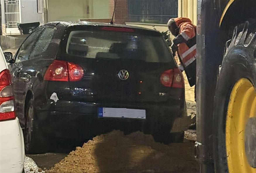 Αυτοκίνητα έπεσαν σε χαντάκια στο Παγκράτι (ethnos.gr)