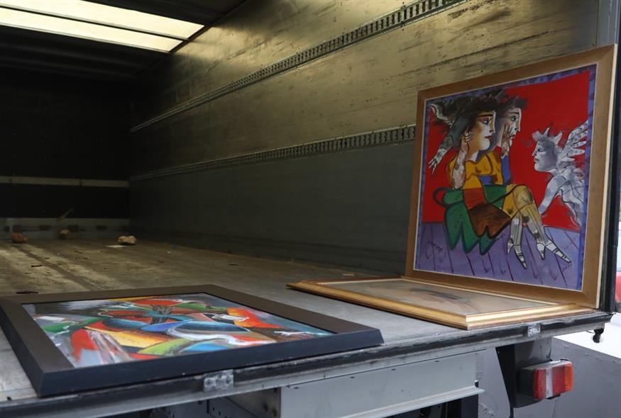 Έφοδος της αστυνομίας στην αποθήκη της γκαλερί Τσαγκαράκη (INTIME)