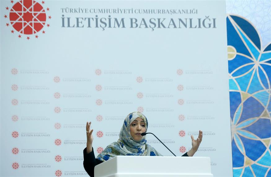 Η Ταουάκουλ Κάρμαν στο βήμα συνεδρίου στην Κωνσταντινούπολη (photo credit: Republic of Turkey Directorate of Communications)