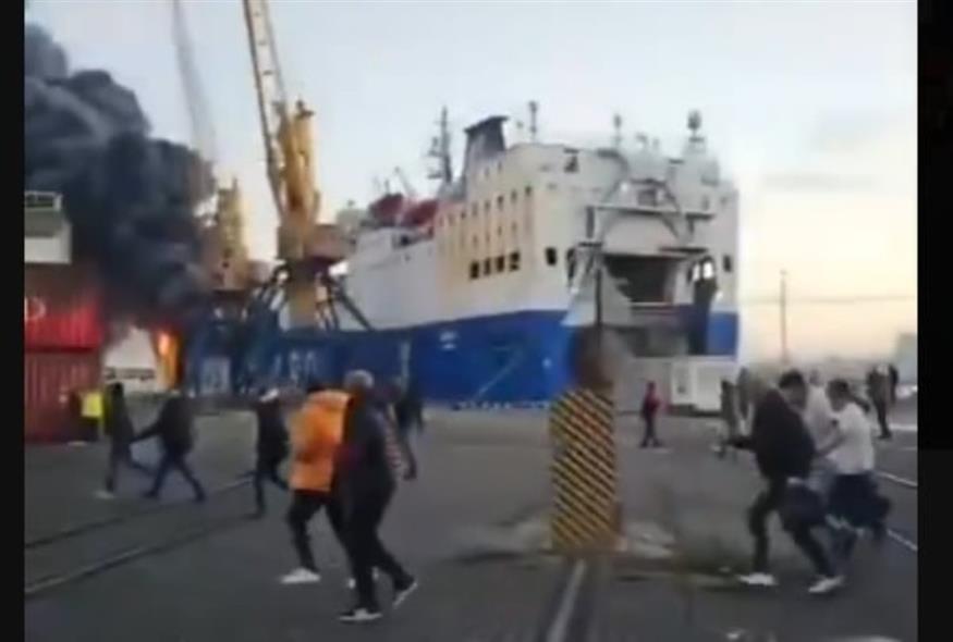 Τουρκικό πλοίο στις φλόγες μετά από ρωσική επίθεση στην Οδησσό (X)