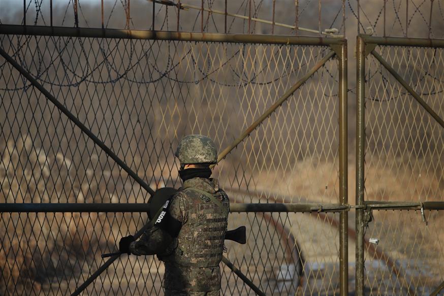 Στρατιώτης στα σύνορα Βόρειας και Νότιας Κορέας (Kim Hong-Ji/Pool Photo via AP)