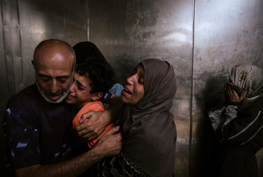 Οικογένεια θρηνεί τον χαμό παιδιού της, από ισραηλινά πυρά στη Γάζα (AP Photo/Jehad Alshrafi)