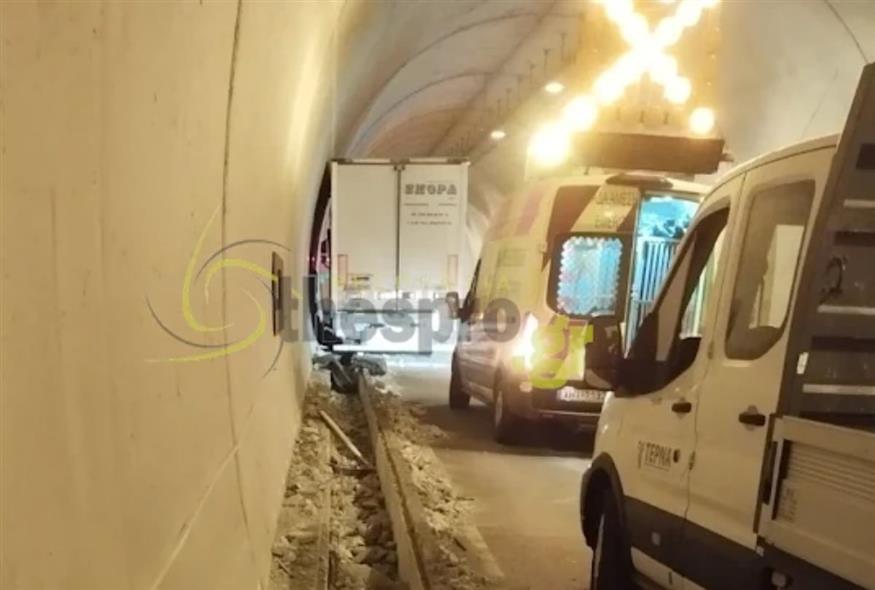 Εγνατία: Μεθυσμένος οδηγός φορτηγού ξήλωσε πεζοδρόμιο 50 μέτρων
