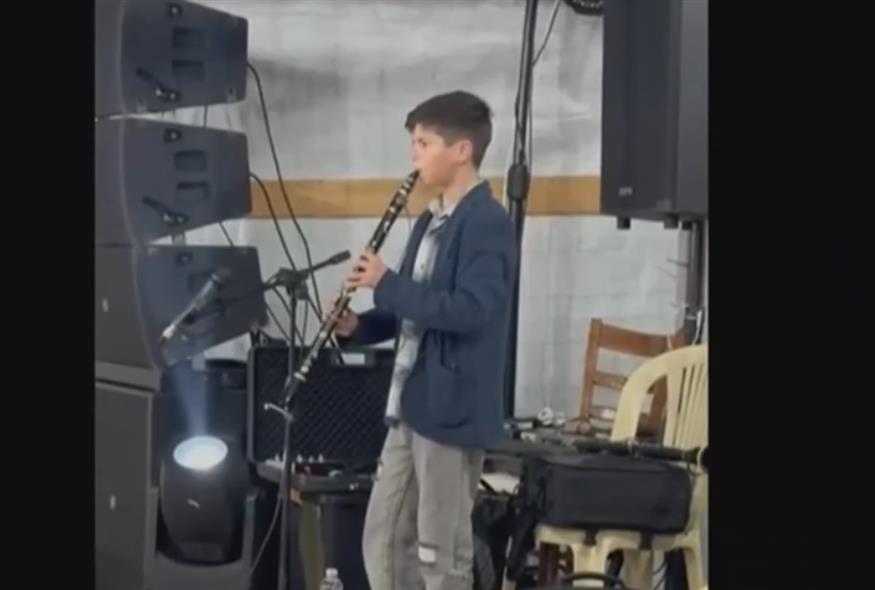 Μικρός - βιρτουόζος στο κλαρίνο αφιέρωσε την εμφάνιση του στον Μουγκοπέτρο