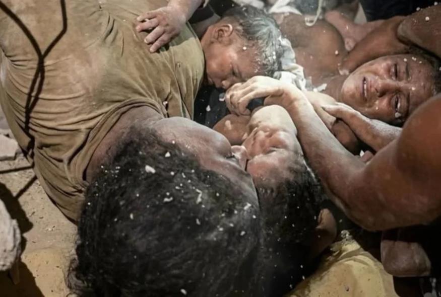 Η στιγμή που οι διασώστες εντοπίζουν τη μητέρα και τα παιδιά της (X)