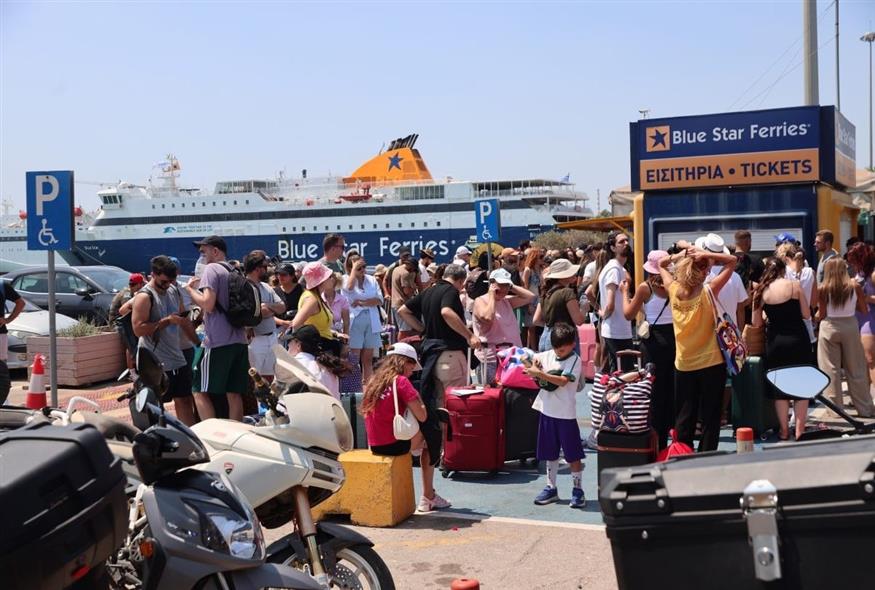 Στο λιμάνι του Πειραιά παραμένουν χιλιάδες ταξιδιώτες λόγω του απαγορευτικού απόπλου (Eurokinissi)