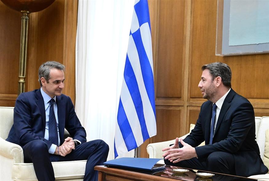 Ο Κυριάκος Μητσοτάκης και ο Νίκος Ανδρουλάκης (ΤΑΤΙΑΝΑ ΜΠΟΛΑΡΗ/EUROKINISSI)