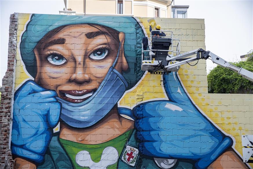 Γκράφιτι που απεικονίζει νοσηλεύτρια στην Ιταλία (AP Photo/Luca Bruno)