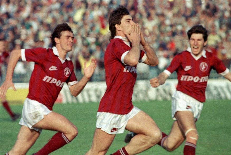 Ο Μητσιμπόνας- στη μέση- πανηγυρίζει την κατάκτηση του πρωταθλήματος με τη Λάρισα. /copyright IN TIME