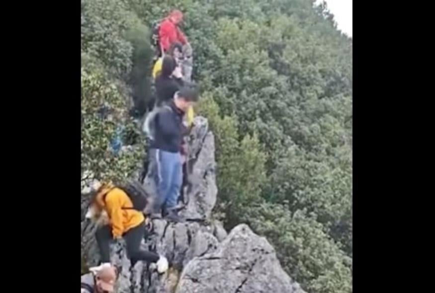 Ο τουρίστας λίγο πριν την πτώση στο κενό