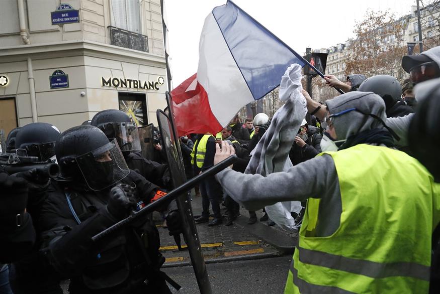 Στιγμιότυπο από τα επεισόδια του Σαββάτου στο Παρίσι (AP Photo/Thibault Camus)