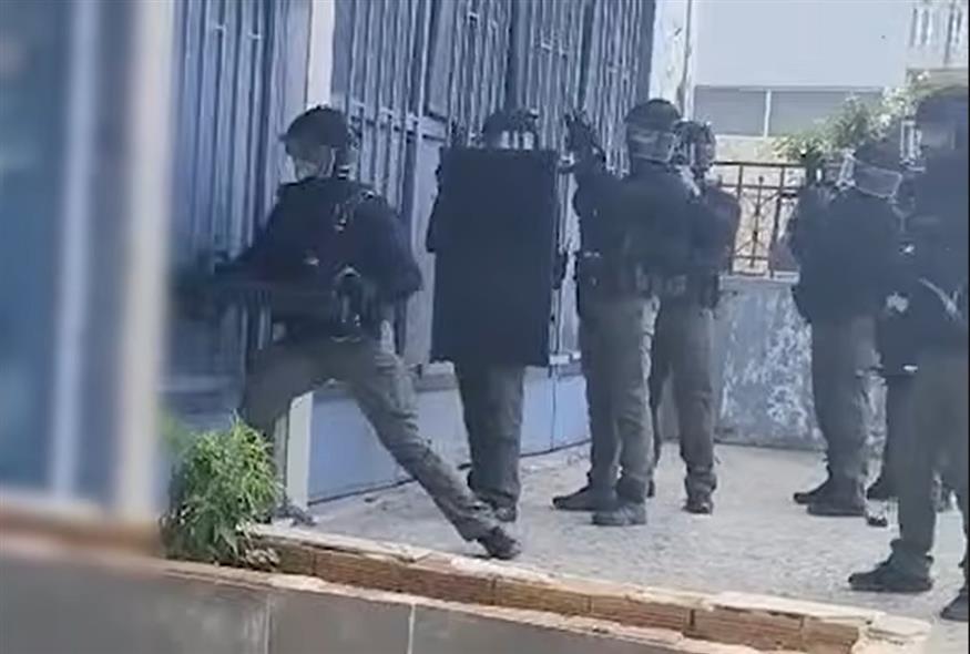 Στιγμιότυπο από την επιχείρηση της ΕΛΑΣ (screenshot/youtube)