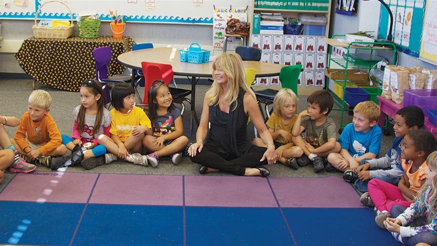Η Γκόλντι Χόουν εκπαιδεύει δασκάλους στο πλαίσιο του «The Goldie Hawn Foundation»