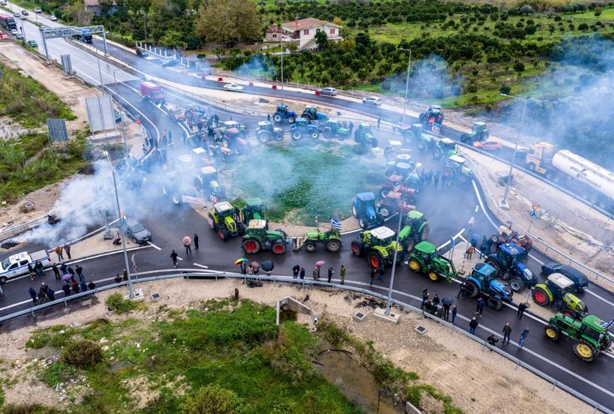 Μπλόκο αγροτών στον Πύργο (ΓΙΑΝΝΗΣ ΣΠΥΡΟΥΝΗΣ / ILIALIVE.GR / EUROKINISSI)