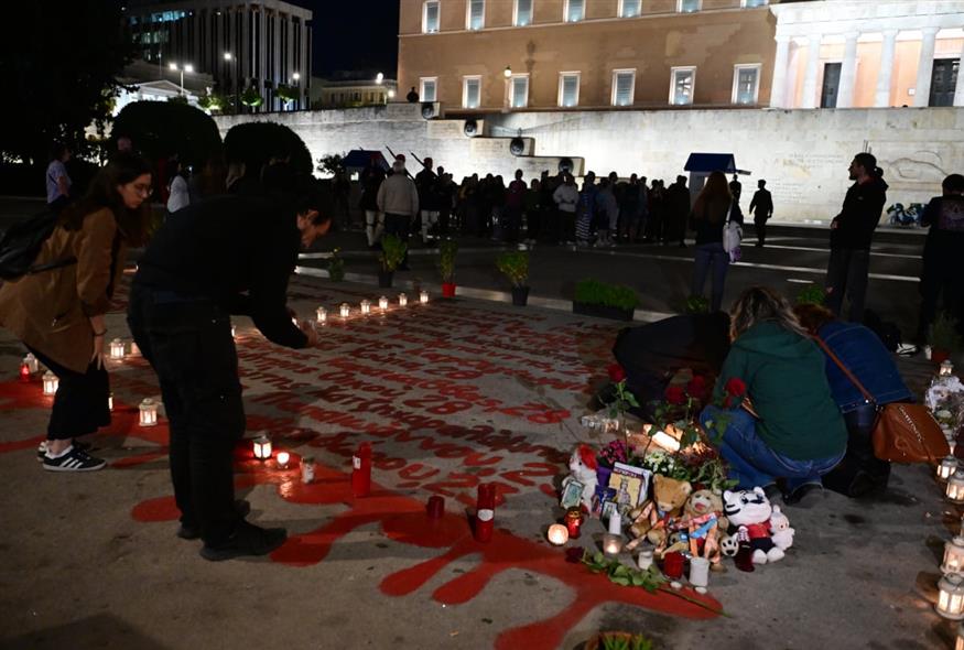 Κόσμος στο μνημείο θυμάτων Τεμπών στο Σύνταγμα (ΤΑΤΙΑΝΑ ΜΠΟΛΑΡΗ/EUROKINISSI)