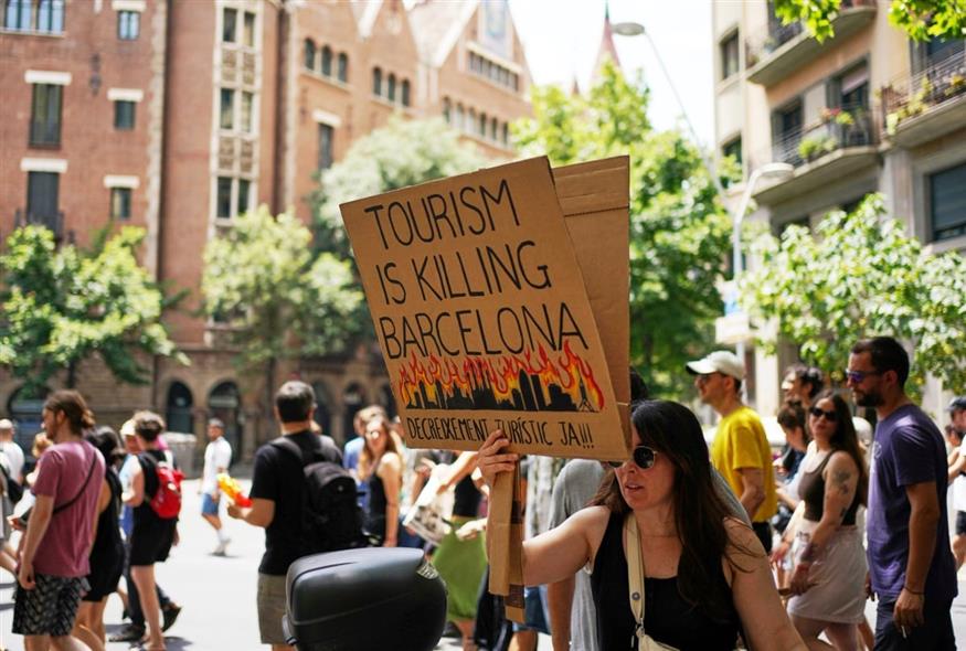 «Τουρίστες ξεκουμπιστείτε»: Χιλιάδες σε Ισπανία, Ιταλία, Πορτογαλία, στους δρόμους κατά του υπερτουρισμού (AP Photo)